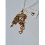 A ‘P’ pendant necklace mounted in 9ct 2.1g