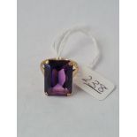 A large corundum ring in 9ct - size N1/2 - 7.5gms