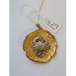 A CRAB PENDANT IN 9CT - 12/9gms