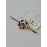 A sapphire and pearl brooch in 15ct gold - 4.2gms