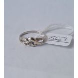 A crossover ring in 9ct white gold - size O - 2gms