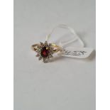 A red & white dress ring in 9ct - size N.5 - 2.2gms