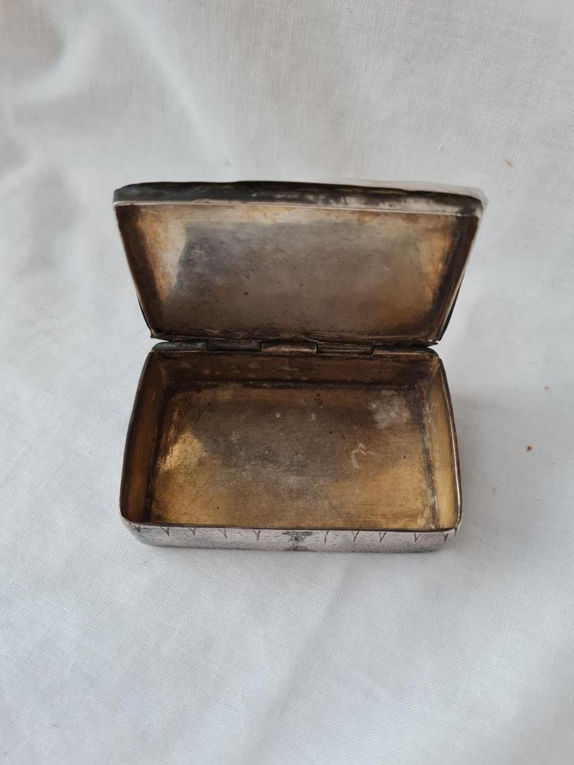 A continental snuff box engraved with foliage - 2.5" long - unmarked - 81gms - Image 3 of 3