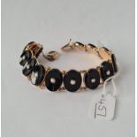 A ONYX & PEARL SET BRACELET IN 15CT GOLD - 21.9gms