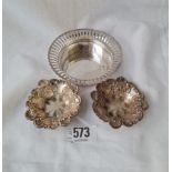 A sweet dish with pierced rim by ELKINGTON & CO and a small pair of dishes - 1899 - 79gms