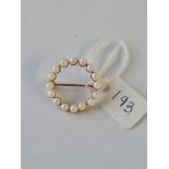 A circular pearl brooch in 9ct