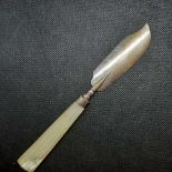 A GEORGIAN SILVER & M.O.P HANDLED BUTTER KNIFE 1825 BY W.S