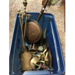 CONTAINER OF MIXED BRASS & COPPERWARE INCL; A BED WARMING PAN, BOWLS, BRASS'S, A CANDLES STICK &