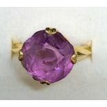 A LARGE SINGLE STONE AMETHYST RING SET IN GOLD