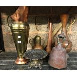 SHELF OF COPPERWARE INCL; COPPER HUNTING HORN, 4 JUGS & DISPLAY STAND