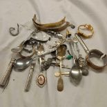 BAG OF METAL ITEMS INCL; DECORATIVE SPOONS & WATCH STRAPS ETC