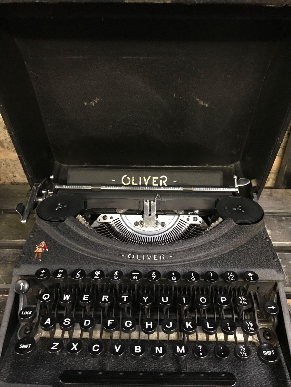 CASED OLIVER TYPEWRITER CROYDON 1953 IN GOOD CONDITION