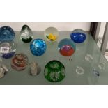 SHELF OF GLASS PAPER WEIGHTS TOGETHER WITH A NUMBER OF SMALL GLASS FIGURES OF ANIMALS