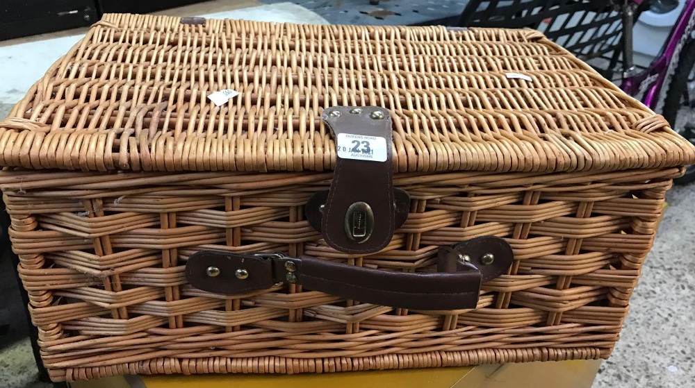 WICKER PICNIC BASKET & CONTENTS INCL; PLATES CUPS & SAUCERS