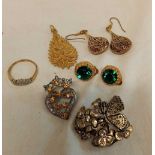 PAIR OF DECORATIVE EARRINGS, BROOCHES & SILVER GILT MOUNTED RING