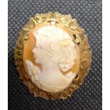 AN OVAL CARVED CAMEO SHELL BROOCH / PENDANT ON 9ct MOUNT