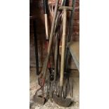 6 TLSING TOOLS - 3 FORKS, LAWN EDGE TRIMMER, HOE & LONG HANDLED LOPPER