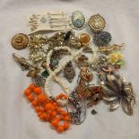 TUB OF COSTUME JEWELLERY INCL; BROOCHES ETC