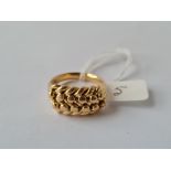 A GOOD GENTS HEAVY KEEPER RING IN 18CT GOLD - size W - 14.8gms