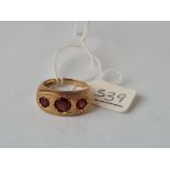 A three stone garnet set ring in 9ct - size N - 4,7gms