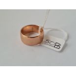 A rose gold wedding band in 9ct - size Q - 7.2gms