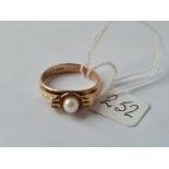 A pearl ring in 8ct gold - size R/S - 3.85gms