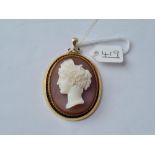 A ANTIQUE GOLD HARD STONE CAMEO OF A FEMALE HEAD IN 15CT GOLD