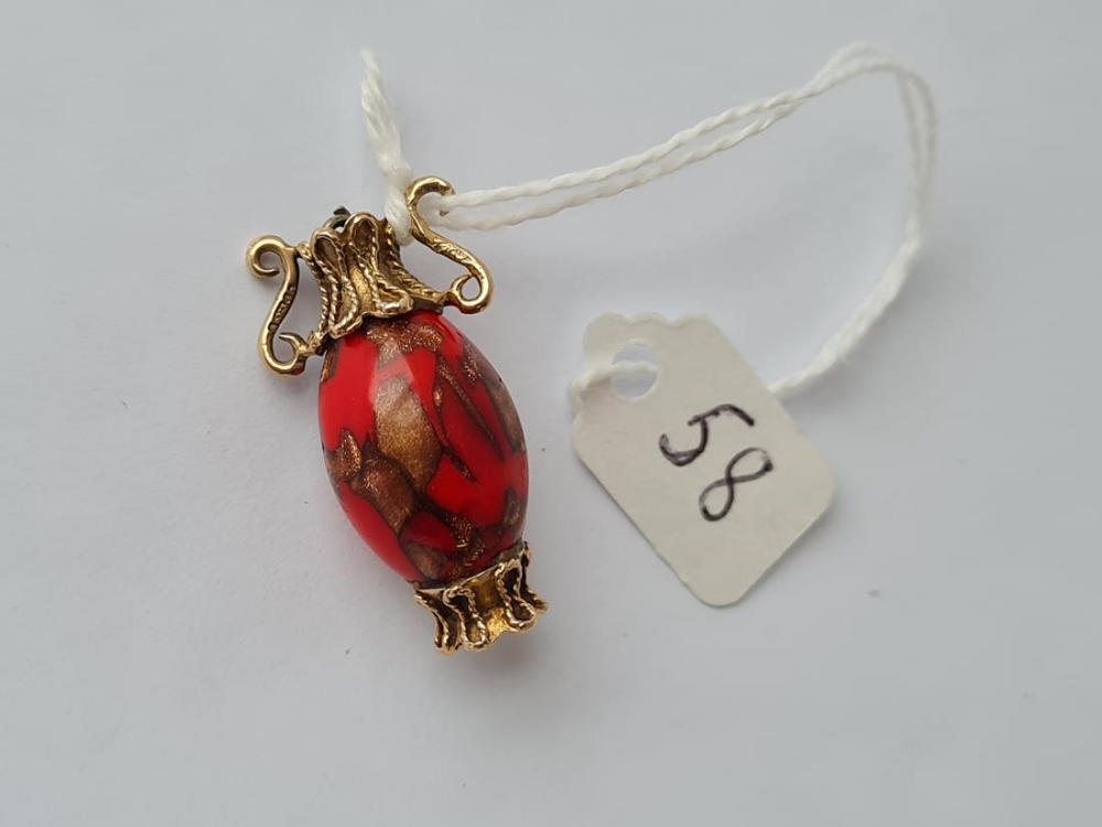 A red stone Urn charm in 9ct - 7.64gms - Image 2 of 2