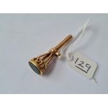 A GOLD WATCH KEY, KNOT DESIGN SET WITH BLOODSTONE IN 15ct gold - 7.3gms