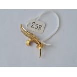 A feather leaf brooch in 14ct gold - 2.83gms