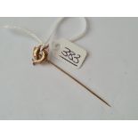 A fish topped stick pin in 9ct - 2gms