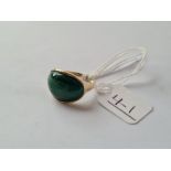 A domed malachite cabochon stone set ring in 9ct - size K - 4.4gms