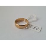 Another wedding band in 9ct - size R - 4.1gms