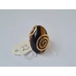 A large stylish cats eye ring in 9ct mount size Q 10g