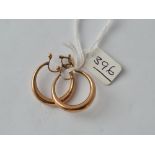 A pair of hooped earrings in 9ct - 2.6gms