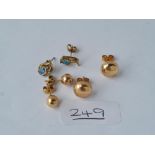 A bag with 3 pairs of 9ct earrings - 3.2gms