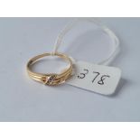 A yellow gold band ring set with 3 diamonds in 9ct - size N