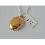 An oval locket in 9ct - 4.2gms