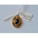 A garnet pendant in 15ct gold (unmarked)