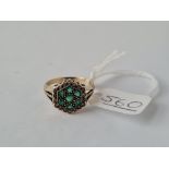 A hexagonal diamond & emerald ring in 9ct - size N - 2.8gms