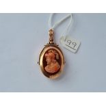 A VICTORIAN HARD STONE CAMEO SWIVEL LOCKET SET IN HIGH CARAT WITH SHIELD INTAGLIO ON REVERSE