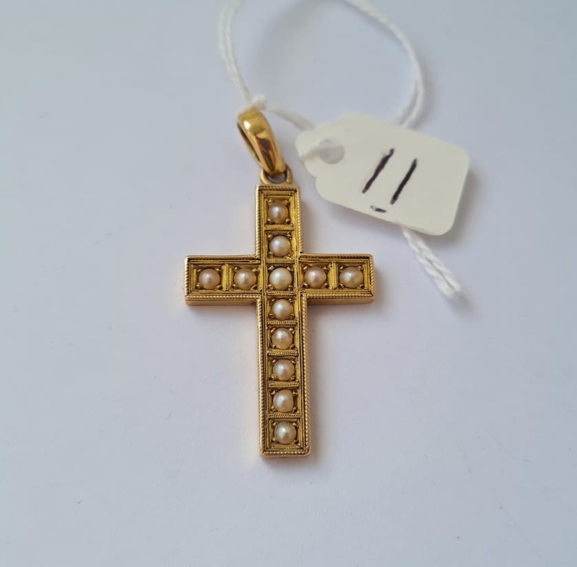 An attractive pearl inset cross in 15ct gold 6.7g inc