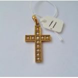 An attractive pearl inset cross in 15ct gold 6.7g inc