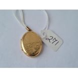 A oval locket in 9ct - 4.4gms