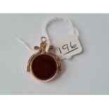 A swivel fob set cornelian & bloodstone in 9ct - 7.3gms