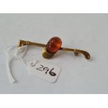 A attractive amber set jockey cap/whip novelty brooch set in yellow metal