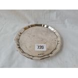 Circular salver on 3 bracket feet. 6in diam. Birmingham 1960 By E V. 139gms