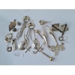 A quantity of assorted silver earrings - 100gms