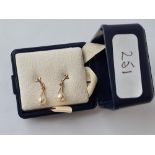 A pair of pearl drop earrings in 9ct