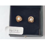 A pair of pearl earrings in 9ct